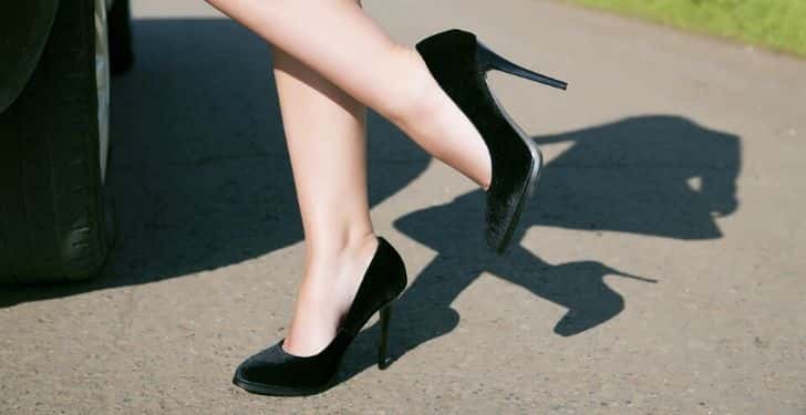 Topuklu ayakkabıyla yürümek